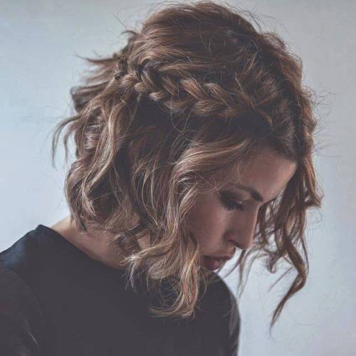 Foto: Reprodução / <a href="http://therighthairstyles.com/5-inspirational-medium-curly-hairstyles-for-every-day-special-occasions/3/" target="_blank">The Right Hairstyles for You</a>