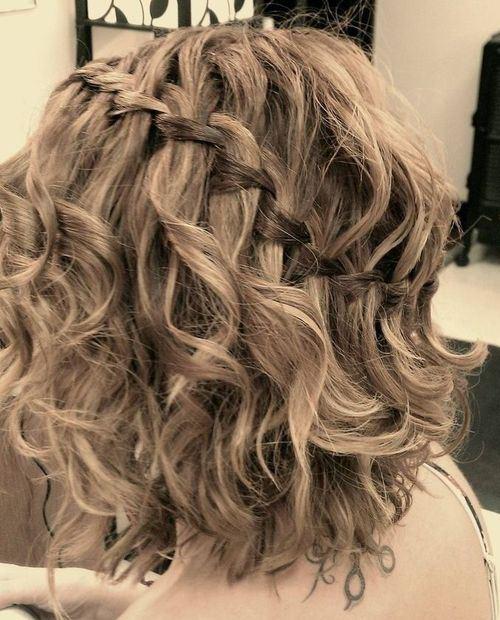 Foto: Reprodução / <a href="http://therighthairstyles.com/5-inspirational-medium-curly-hairstyles-for-every-day-special-occasions/21/" target="_blank">The Right Hairstyles for You</a>