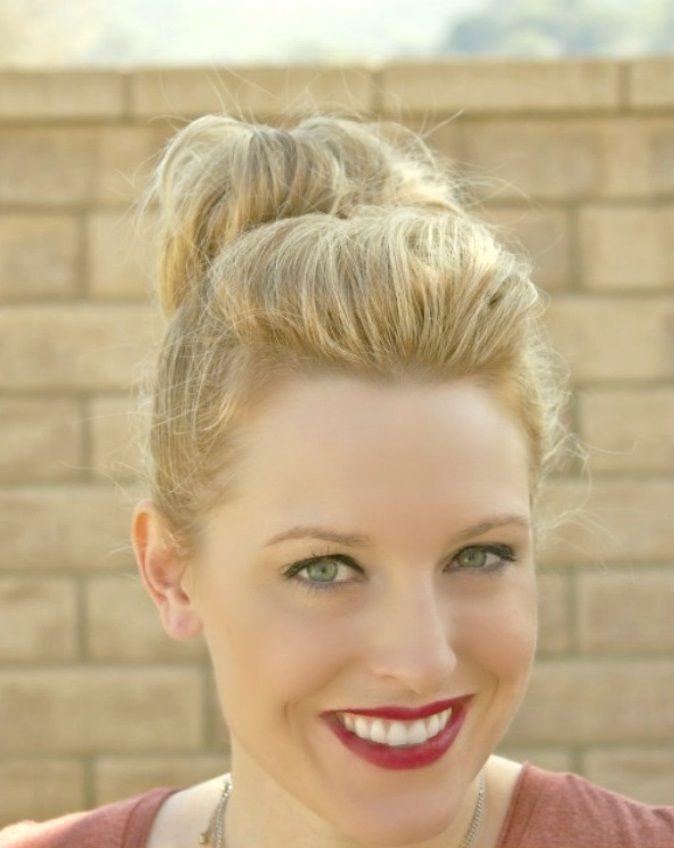 Foto: Reprodução / <a href="http://www.somewhatsimple.com/full-top-knot-for-short-or-thin-hair/" target="_blank">Some What Simple</a>