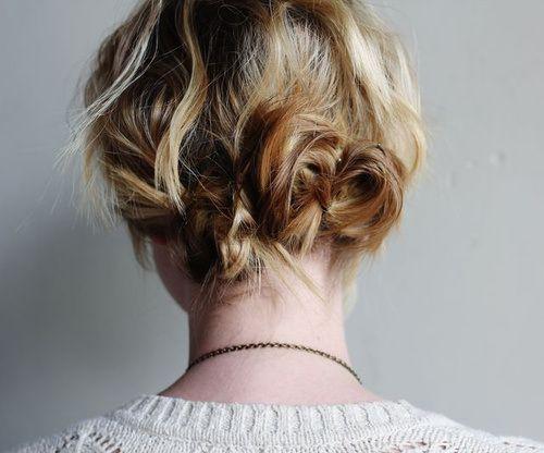 Foto: Reprodução / <a href="http://www.abeautifulmess.com/2012/08/1-separate-your-hair-into-three-ponytails-2-with-bobbypins-twist-and-pin-the-ponytail-into-a-small-bun-3.html" target="_blank">A Beautiful Mess</a>