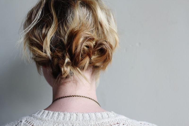 Foto: Reprodução / <a href="http://www.abeautifulmess.com/2012/08/1-separate-your-hair-into-three-ponytails-2-with-bobbypins-twist-and-pin-the-ponytail-into-a-small-bun-3.html" target="_blank">NOME-DO-BLOG-VAI-AQUI</a>