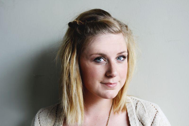 Foto: Reprodução / <a href="http://www.abeautifulmess.com/2012/08/1-separate-your-hair-into-three-ponytails-2-with-bobbypins-twist-and-pin-the-ponytail-into-a-small-bun-3.html" target="_blank">A Beautiful Mess</a>