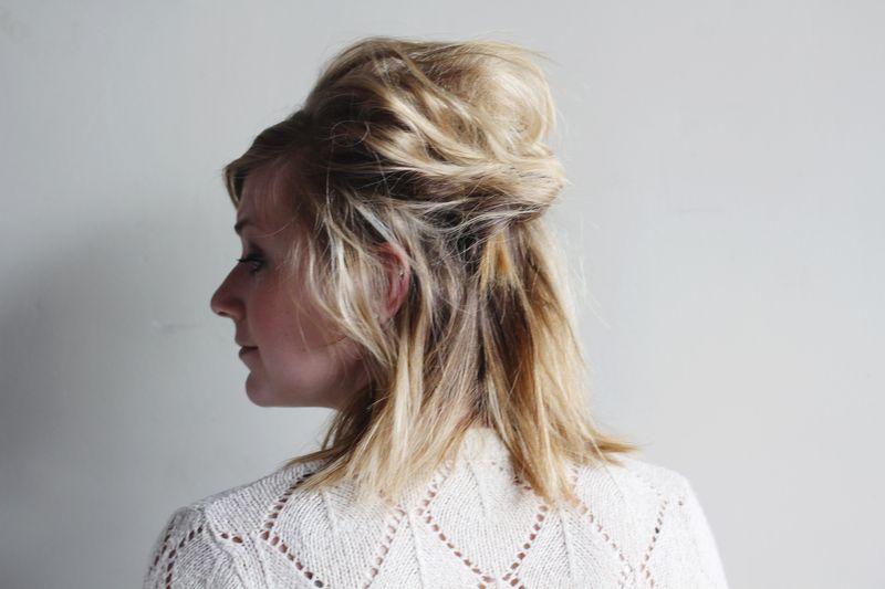 Foto: Reprodução / <a href="http://www.abeautifulmess.com/2012/08/1-separate-your-hair-into-three-ponytails-2-with-bobbypins-twist-and-pin-the-ponytail-into-a-small-bun-3.html" target="_blank">A Beautiful Mess</a>