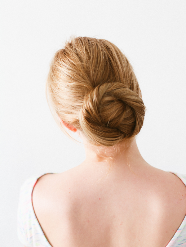 Foto: Reprodução / <a href="http://www.oncewed.com/diy/diy-low-twisted-bun/" target="_blank">Once Wed</a>