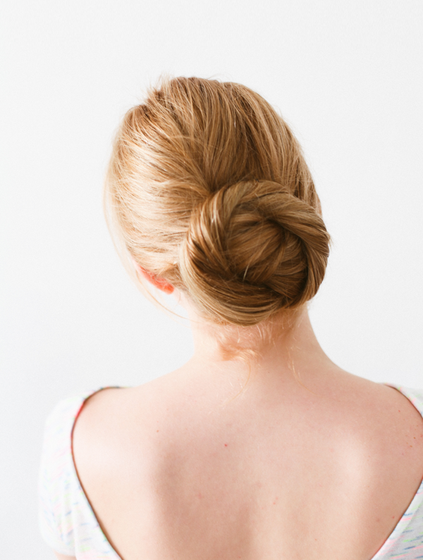 Foto: Reprodução / <a href="http://www.oncewed.com/diy/diy-twisted-bun/" target="_blank">Once Wed</a>