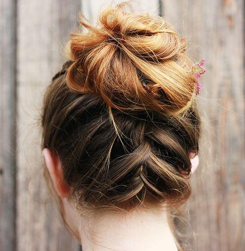 Foto: Reprodução / <a href="http://themerrythought.com/beauty-2/messy-upside-down-french-braid-bun/" target="_blank">The Merry Thought</a>