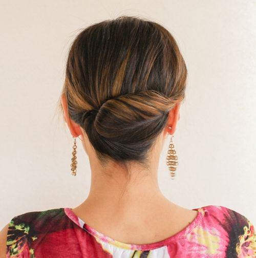Foto: Reprodução / <a href="http://www.parlordiary.com/2015/04/20/horizontal-twist-updo/" target="_blank">Parlor</a>