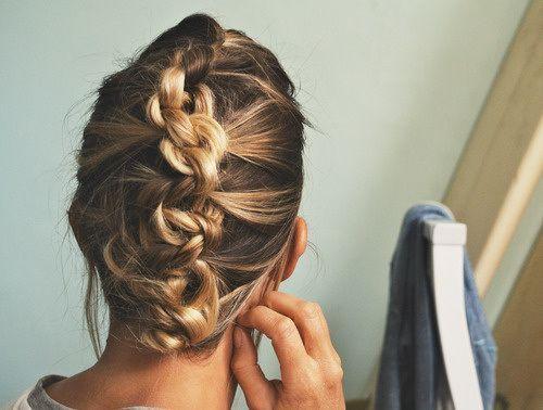 Foto: Reprodução / <a href="http://goldfishkiss.com/post/108966727856/hair-knot-french-braid-knot-hawk" target="_blank">Goldfish Kiss</a>