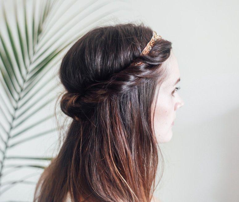 Foto: Reprodução / <a href="http://treasuresandtravelsblog.com/blog/2015/9/9/hair-tutorial-half-up-headband-roll" target="_blank">Treasures & Travels</a>