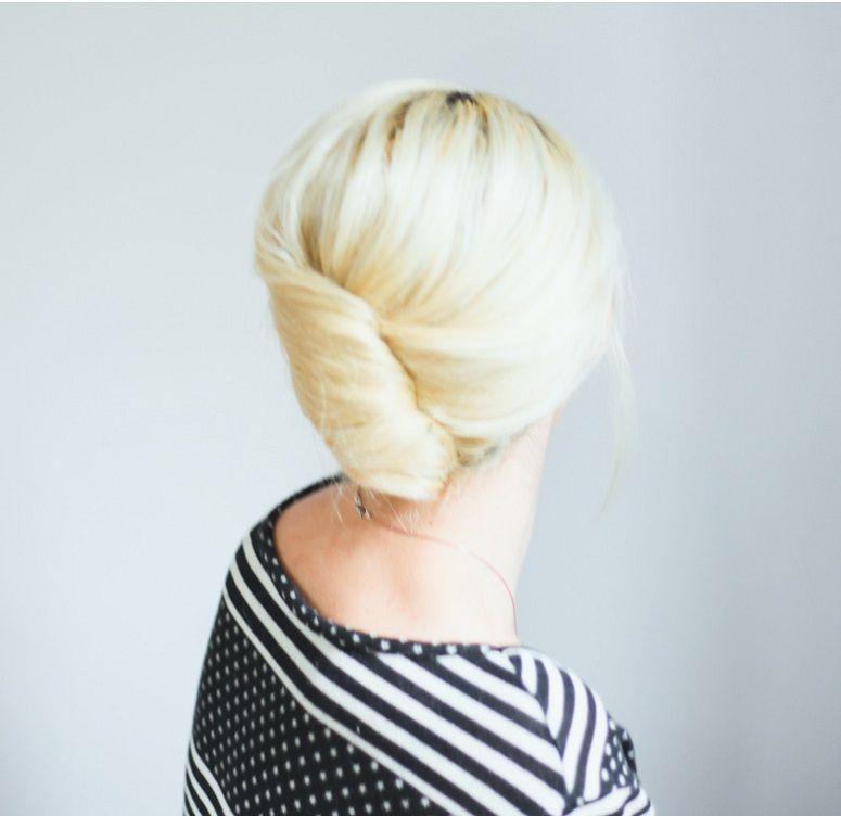 Foto: Reprodução / <a href="http://treasuresandtravelsblog.com/blog/2013/12/18/hair-tutorial-simple-french-roll" target="_blank">Treasues & Travels</a>