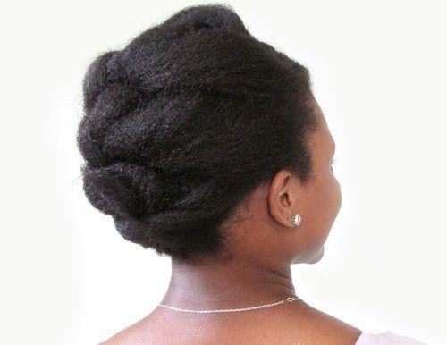 Foto: Reprodução / <a href="http://www.savingourstrands.com/2015/02/tutorial-easy-knotted-updo-for-natural.html" target="_blank">Saving our Strands</a>