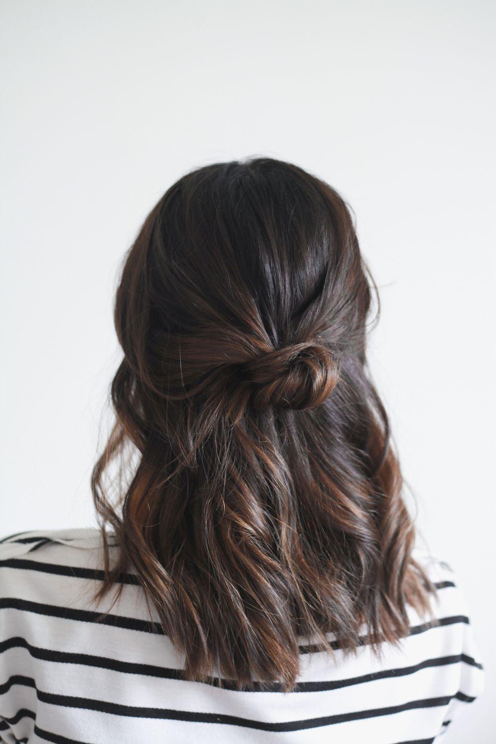 Foto: Reprodução / <a href="http://treasuresandtravelsblog.com/blog/2015/2/18/hair-tutorial-half-up-knot" target="_blank">Treasures & Travels</a>