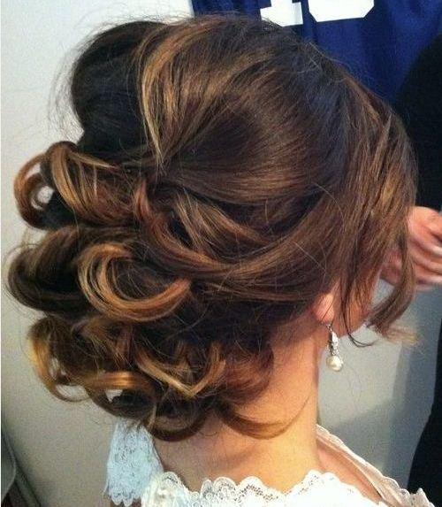 Foto: Reprodução / <a href="http://therighthairstyles.com/5-inspirational-medium-curly-hairstyles-for-every-day-special-occasions/20/" target="_blank">The Right Hairstyles For You</a>