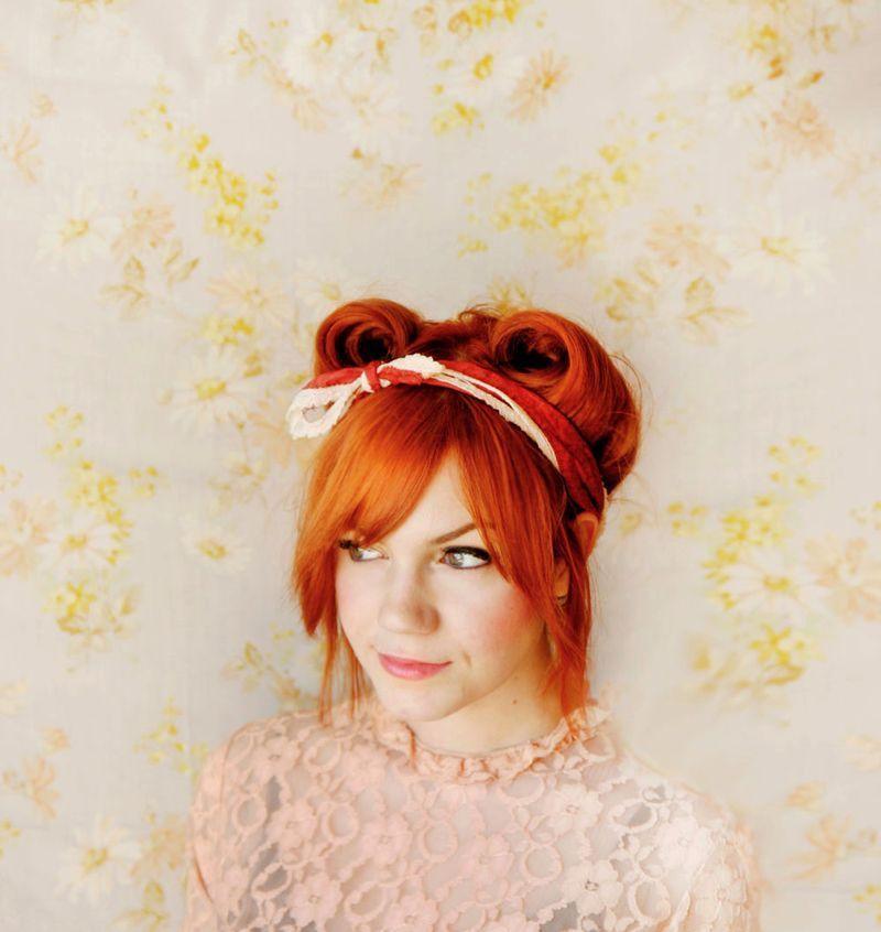 Foto: Reprodução / <a href="http://www.abeautifulmess.com/2012/02/how-to-style-victory-rolls.html" target="_blank">A Beautiful Mess</a>
