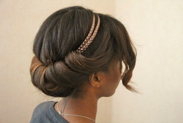 Foto: Reprodução / <a href="http://therighthairstyles.com/5-inspirational-medium-curly-hairstyles-for-every-day-special-occasions/20/" target="_blank">The Right Hairstyles For You</a>