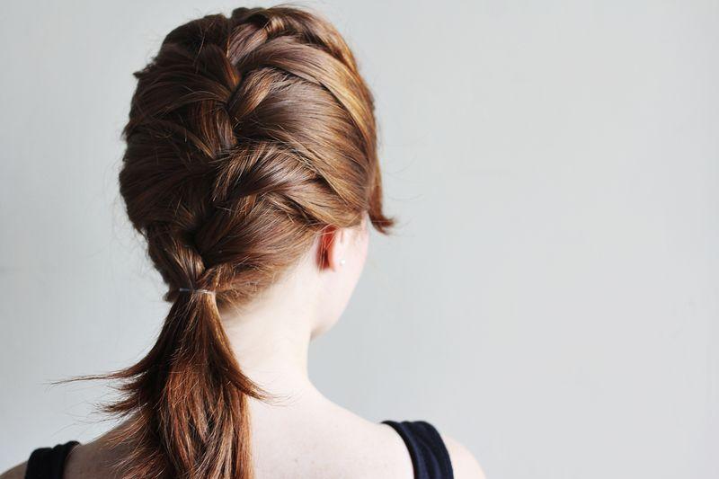 Foto: Reprodução / <a href="http://www.abeautifulmess.com/2012/04/how-to-style-a-classic-french-braid.html" target="_blank">A Beautiful Mess</a>