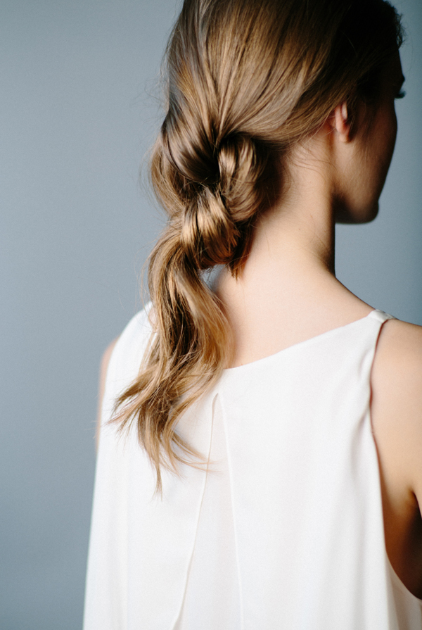 Foto: Reprodução / <a href="http://www.oncewed.com/diy/diy-double-knot-ponytail/" target="_blank">Once Wed</a>