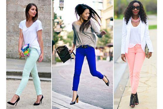 Calça colorida e blusa neutra.