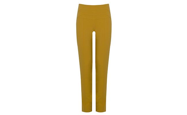 Calça mostarda Lucidez por R$329 na <a href="http://www.capitollium.com.br/cat/calcas/23034.html" target="blank_">Capitollium</a>
