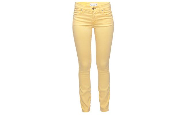 Calça amarela Elizabeth and James por R$250 na <a href="http://www.theboutique.com.br/Cal%C3%A7as/calca-de-sarja-elizabeth-and-james-amarelo.html" target="blank_">The Boutique</a>
