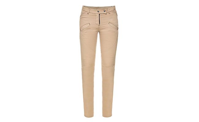 Calça bege Andrea Bogosian por R$267 na <a href="http://www.aveclovestore.com.br/calca-aziz-bege-p1963" target="blank_">Avec Love</a>