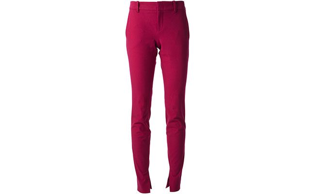 Calça cereja Gucci por R$2.408 na <a href="http://www.farfetch.com/br/shopping/women/gucci-slim-trousers-item-10647702.aspx?storeid=9429&ffref=lp_26_" target="blank_">Farfetch</a>