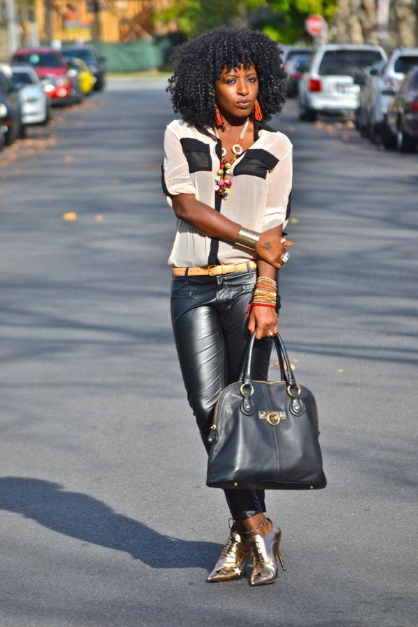 Foto: Reprodução / <a href="http://stylepantry.com/2012/01/12/two-tone-chiffon-blouse-leather-pants/" target="_blank">Style Pantry</a>