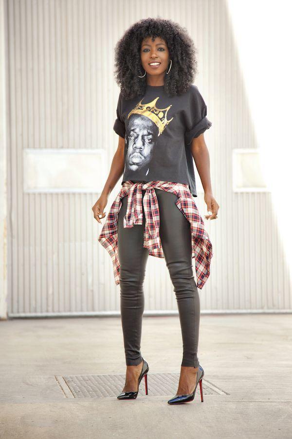 Foto: Reprodução / <a href="http://stylepantry.com/2014/11/25/biggie-sweatshirt-plaid-shirt-leather-pants/" target="_blank">Style Pantry</a>