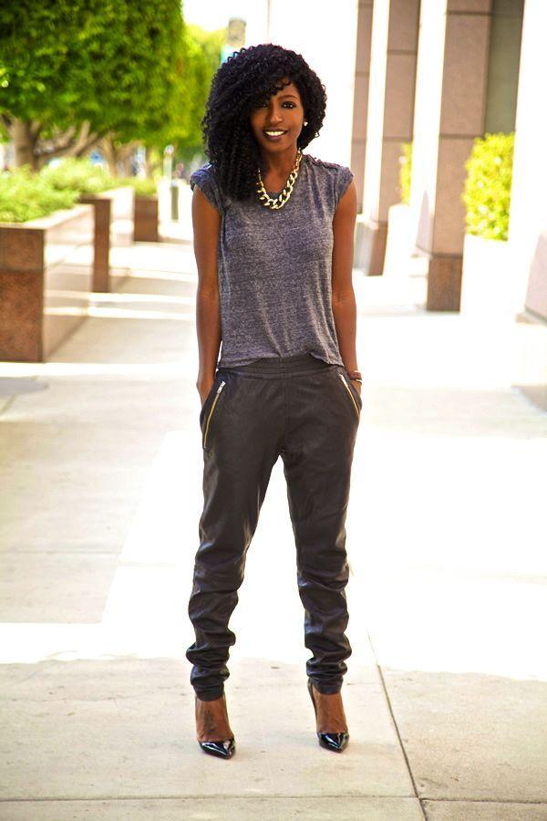 Foto: Reprodução / <a href="http://stylepantry.com/2013/10/04/burnout-t-shirt-leather-joggers/" target="_blank">Style Pantry</a>