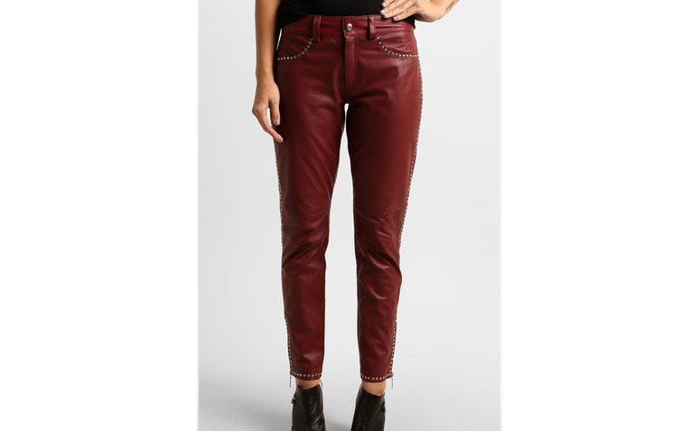 Calça de couro com tachas Colcci por R$844,90 na <a href="https://ad.zanox.com/ppc/?30586162C15159477&ULP=[[http://www.zattini.com.br/produto/calca-colcci-couro-c-tachas-E33-0355-788?&lkey=a2&campaign=c*me-s_ztt_t*zanxna_x*u_i*_ct*_tm*_m*_r*_p*&utm_source=me-s_ztt_zanx__&utm_medium=post&utm_campaign=me-s_ztt_zanx-_-tnfild_____-_-post-_-_var_me__deeplink-generator__]]" target="blank_">Zattini</a>