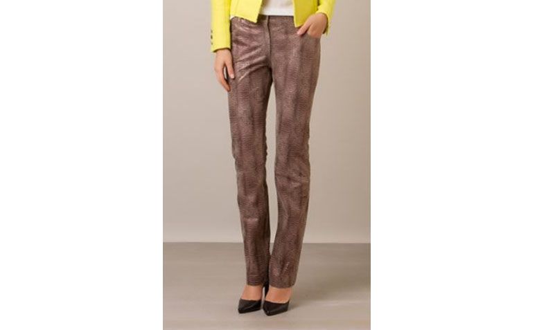 Calça de couro Bobstore por R$2.189 na <a href="https://ad.zanox.com/ppc/?26459549C50342188&ULP=[[http://www.farfetch.com/br/shopping/women/bobstore-calca-de-couro-item-10873768.aspx?storeid=9739&ffref=lp_pic_6_6_&utm_source=zanox&utm_affiliate=referral&utm_medium=affiliate&utm_campaign=custom_deeplink]]" target="blank_">Farfetch</a>