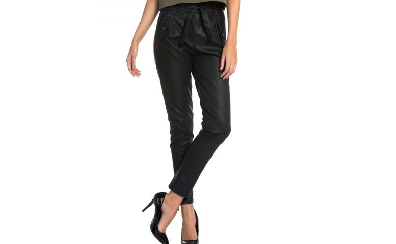 Calça Leather Knot por R$169,90 na <a href="https://ad.zanox.com/ppc/?26457186C28070091&ULP=[[https://amaro.com/p/calca-leather-knot/preto?utm_source=zanox&utm_medium=deeplink&utm_campaign=custom_deeplink&utm_content=custom_deeplink]]" target="blank_">Amaro</a>