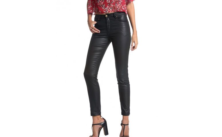 Calça Skinny Resinada por R$179,90 na <a href="https://ad.zanox.com/ppc/?26457186C28070091&ULP=[[https://amaro.com/p/calca-skinny-resinada/preto?utm_source=zanox&utm_medium=deeplink&utm_campaign=custom_deeplink&utm_content=custom_deeplink]]" target="blank_">Amaro</a>