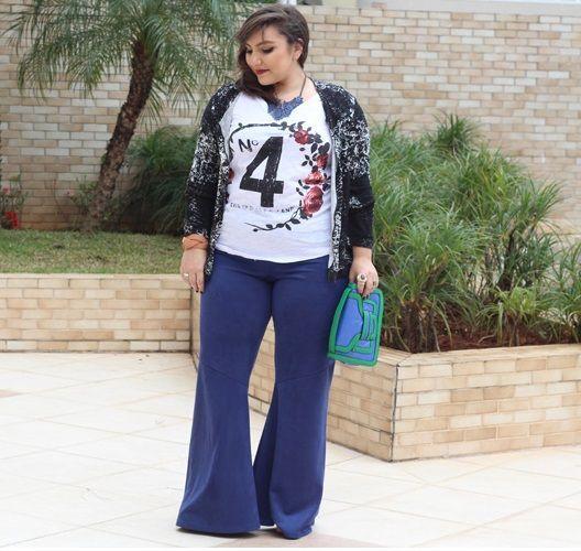 Foto: Reprodução / <a href="http://juromano.com/looks/calca-flare-plus-size-na-santa-bela" target="_blank">Blog da Ju Romano</a>