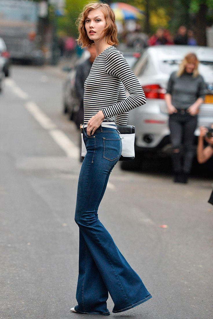 calça flare e tenis