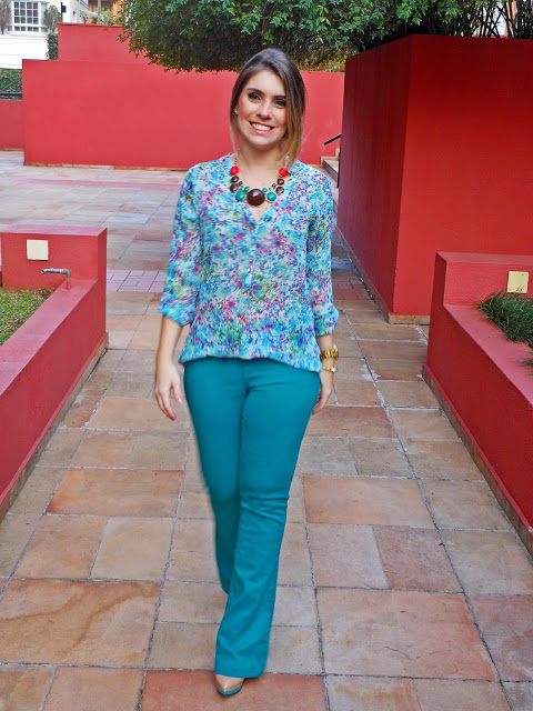calça flare jeans com camisa social