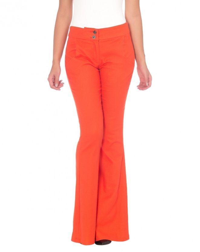 Calça flare por R$169,90 na <a href="http://ad.zanox.com/ppc/?29468978C73122742&ULP=[[https://amaro.com/p/calca-flare-amal/laranja?utm_source=zanox&utm_campaign=deeplink&utm_medium=cpa]]" rel="nofollow" target="blank_">Amaro</a>