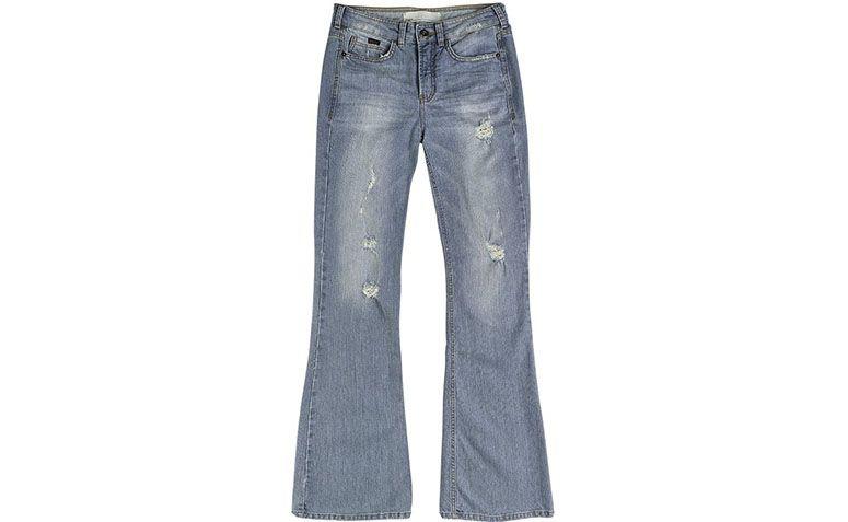 Calça jeans flare por R$209,99 na <a href="http://www.dzarm.com.br/store/pt/Categorias/Cal%C3%A7as/Cal%C3%A7a-Jeans-Feminina-Na-Base-Veneza-Com-Rasgos-E-Pu%C3%ADdos/p/Z0BV565ZSN2" target="blank_">Dzarm</a>