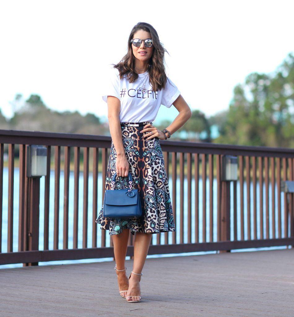 Foto: Reprodução / <a href="http://camilacoelho.com/2014/11/26/look-do-dia-midi-estampada-e-camiseta/" target="_blank">Camila Coelho</a>