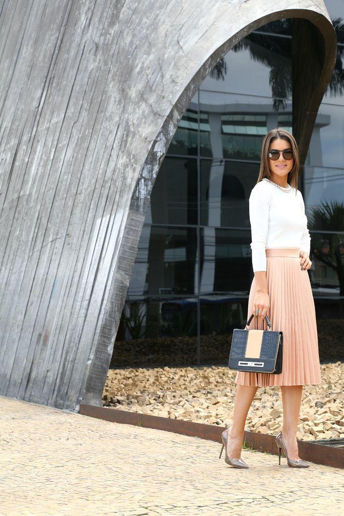 Foto: Reprodução / <a href="http://camilacoelho.com/2014/04/01/look-saia-midi-spfw-dia-1/" target="_blank">Camila Coelho</a>
