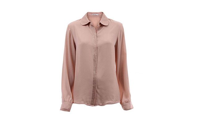 Camisa com cristais por R$119,99 na <a href="http://www.passarela.com.br/feminino/produto/6400397113/Blusa-Carol-Muller-Kmcam18---Rosa/" target="_blank"> Passarela</a>