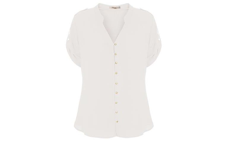 Camisa branca Lz Club por R$259 na <a href="http://www.capitollium.com.br/produto/camisa-crepe-botoes-em-metal-m-c--off-white-148086?atributo=158:off%20white" target="blank_">Capitollium</a>