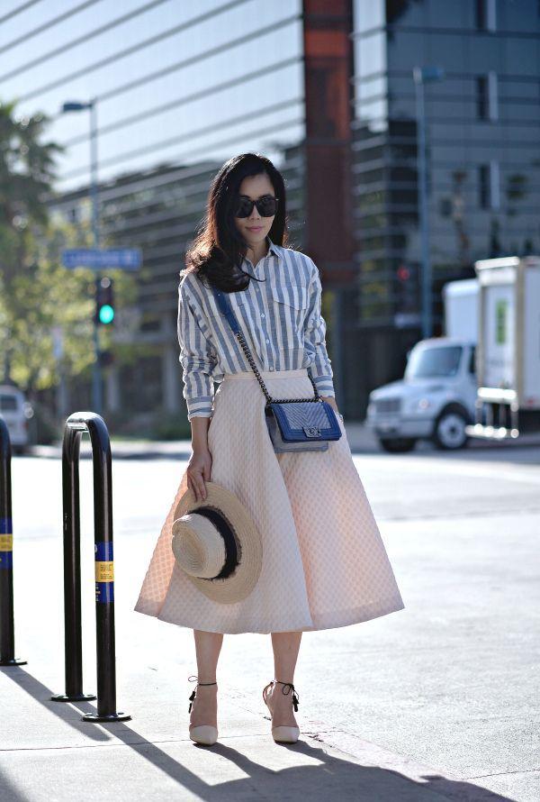 Foto: Reprodução / <a href="http://www.halliedaily.com/street-stripe-shirt-full-midi-skirt/" target="_blank">Hallie Daily</a>