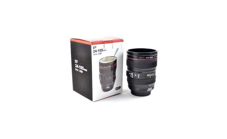 Caneca Nikon por R$65,90 na <a href="http://www.megatnt.com.br/caneca-modelo-nikon-24-70mm-f-2-8.html" target="blank_">Mega TNT</a>