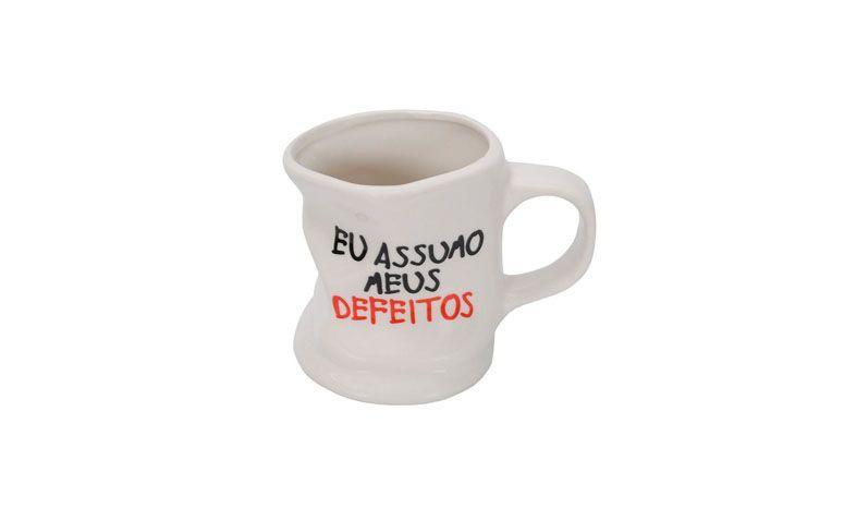 Caneca “eu assumo meus defeitos” por R$13,80 na <a href="http://www.casajoka.com.br/caneca-eu-assumo-meus-defeitos-casa-ambiente-6526/p" target="blank_">Casa Joka</a>