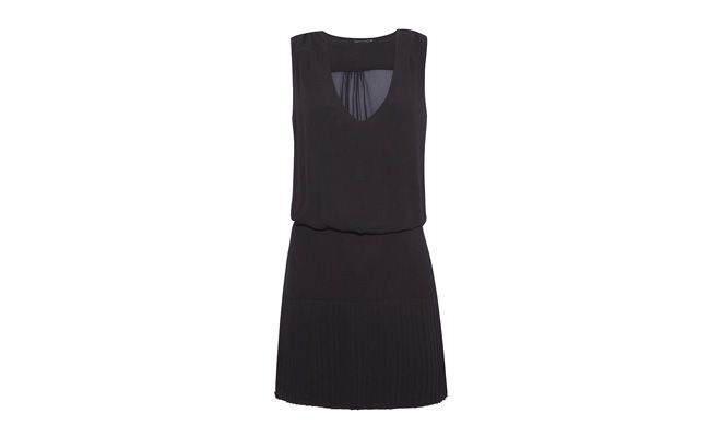 Vestido chiffon Ellus por R$670 na <a href="http://www.oqvestir.com.br/vestido-chiffon-plissado-preto-33517.aspx/p" target="_blank">OQvestir</a>