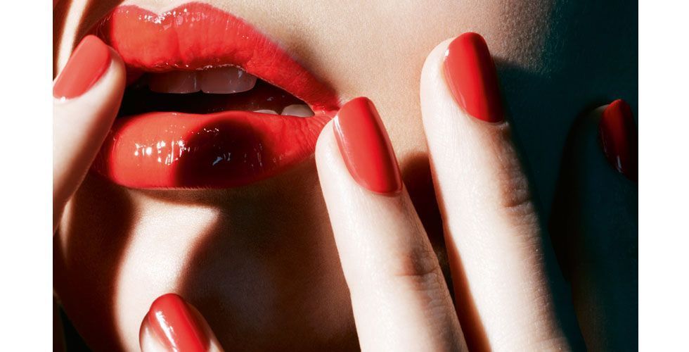 <p>A combinação de esmalte com batom vermelho é clássica e sedutora. Para garantir uma <a href="http://www.dicasdemulher.com.br/como-usar-o-batom-vermelho/">aparência impecável</a>, faça um contorno com lápis vermelho antes de aplicar o batom e deixe para dar os acabamentos com o auxilio de um pincel. </p>