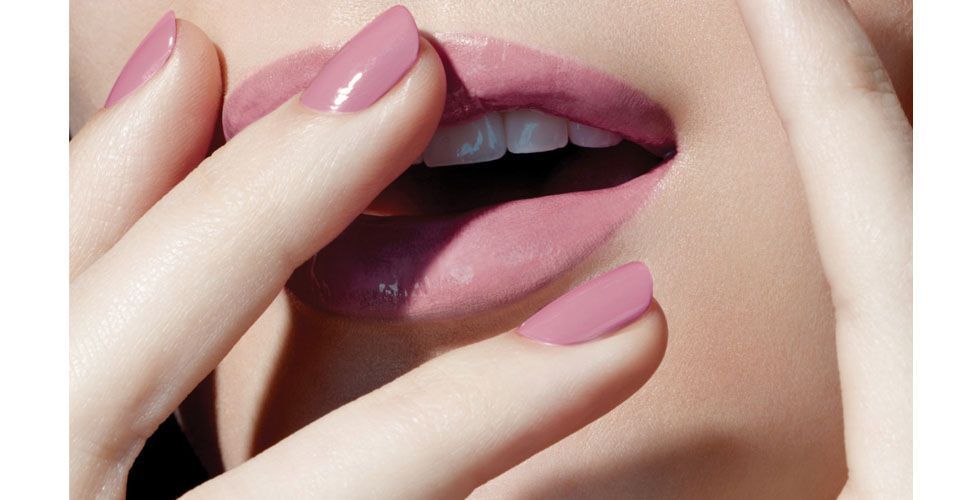<p>O rosinha ainda é a cor preferida de muitas mulheres. A combinação de esmalte e batom no
<a href="http://www.dicasdemulher.com.br/como-escolher-batom-rosa/">tom de rosa</a> “frio” é indicado para as mulheres de pele mais clara. Já as morenas devem evitar para não deixar o visual “apagado”. </p>