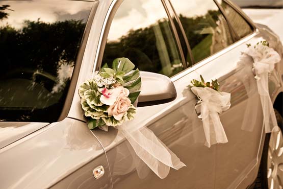 Os arranjos de flor deixam a decoração do carro discreta, mas bem romântica