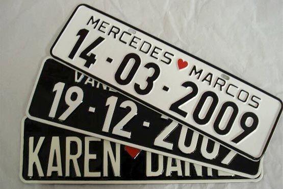 A placa personalizada pode ser mais "séria", contendo apenas o nome dos noivos e a data do casamento